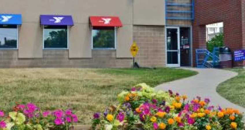 The front entrance of the 8th street YMCA location.